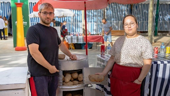 La gran familia de Almanjáyar que surte de patatas asadas al ferial de Granada
