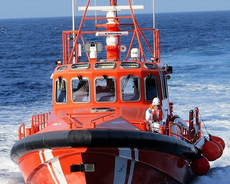 Trasladan al Puerto de Almería a 14 personas rescatadas en...