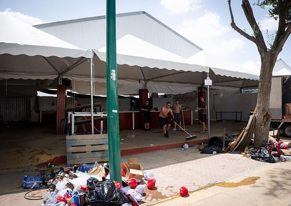 Imagen secundaria 1 - Las cuadrillas desmontan una a una las casetas.