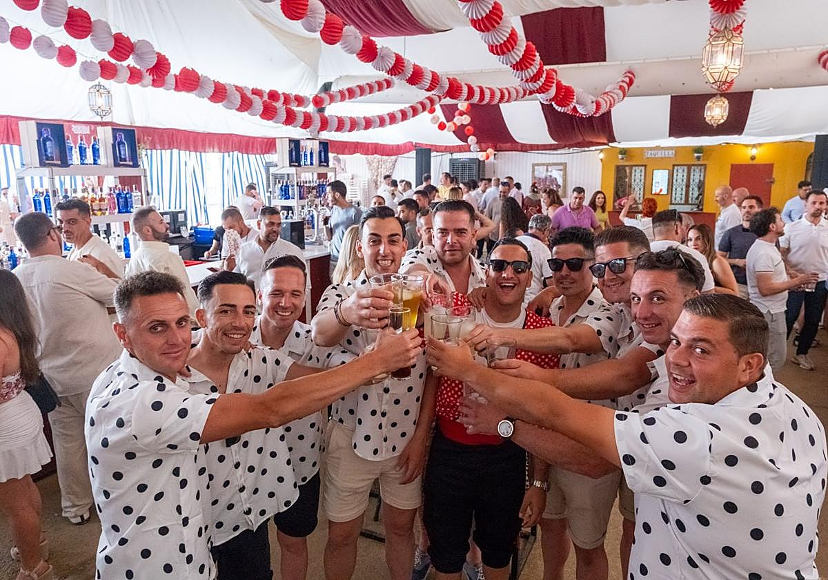 Vienen de Sevilla y les encanta el ambiente porque hay mucha gente joven.