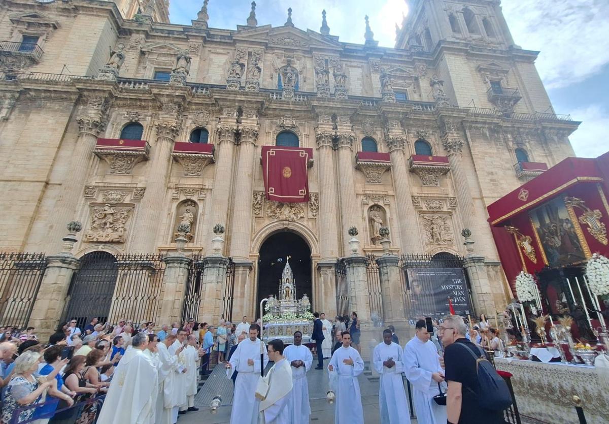 Procesión del Corpus a su salida en la Catedral de Jaén.