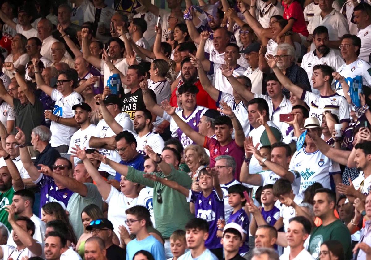 La afición celebrando el ascenso en el campo.