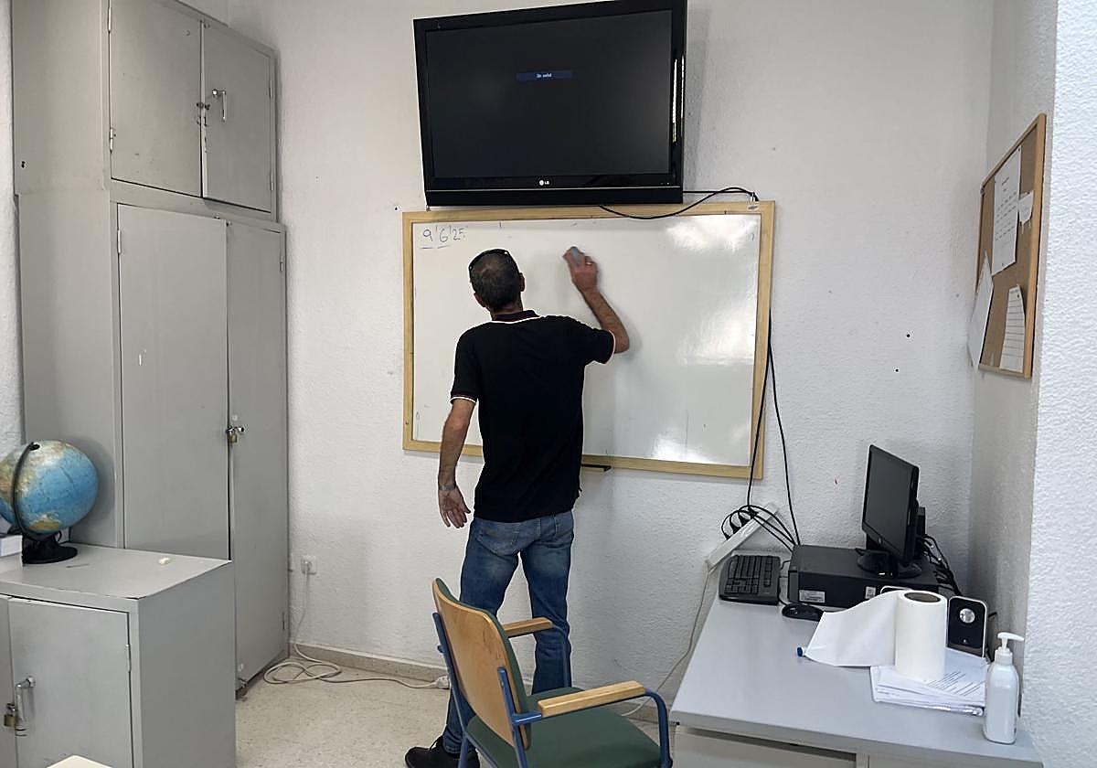 El profesor en una de las aulas de la cárcel de Albolote.