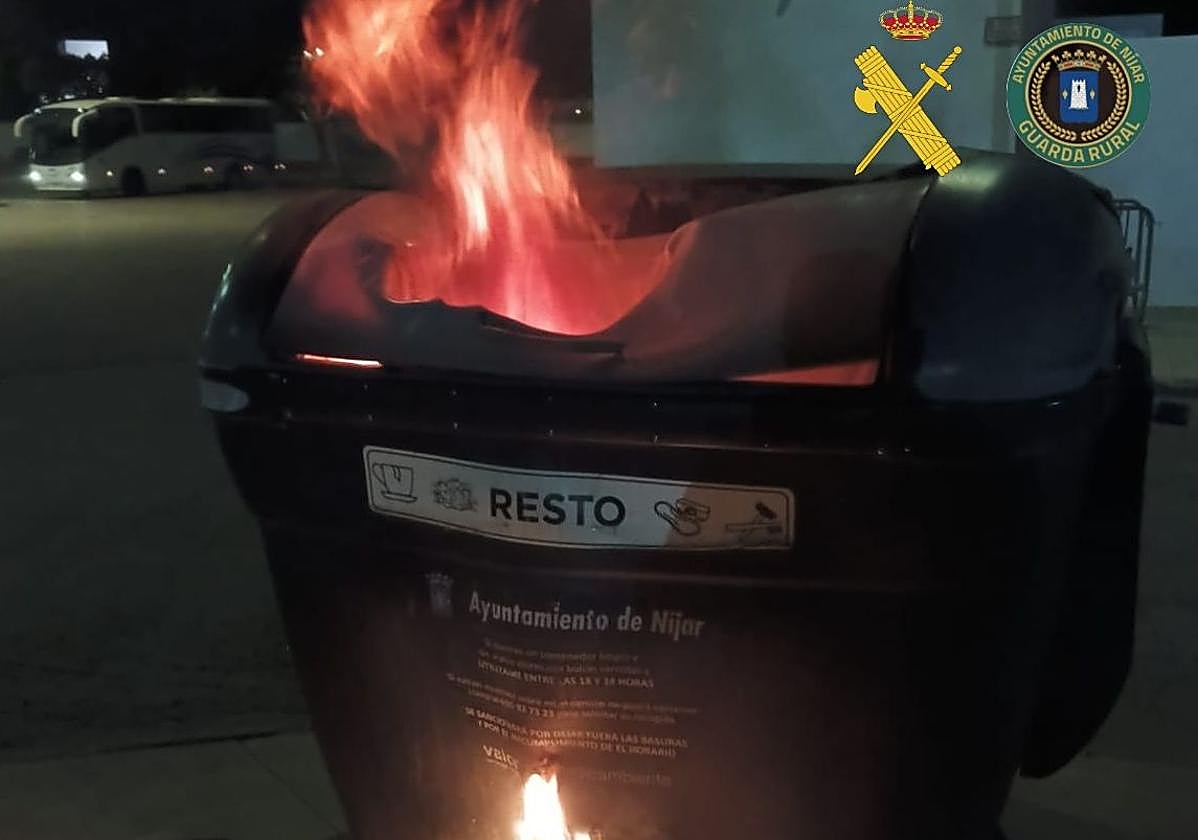 Detenido por incendiar una veintena de contenedores de basura en Níjar