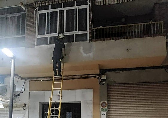 Rescatan a una anciana tras caerse en su casa de Maracena y quedar atrapada.