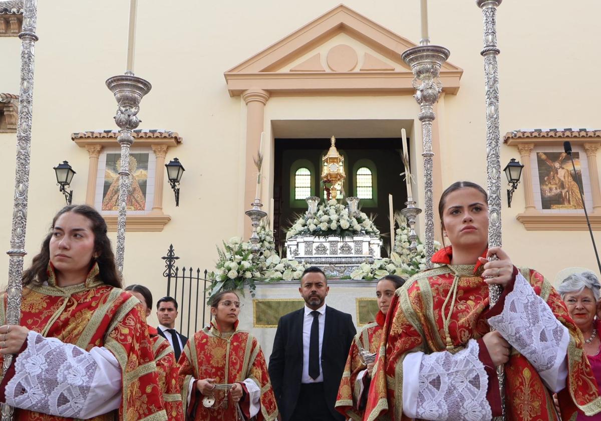 Intenso calor en las procesiones del Corpus Christi de los barrios...