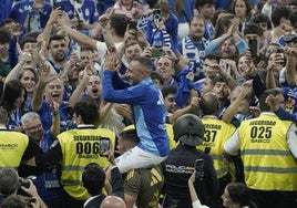 Santi Cazorla, aclamado por la afición del Oviedo.