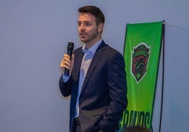 Fran Sánchez se dirige a la concurrencia micrófono en mano durante una reunión con miembros del FC Juárez.