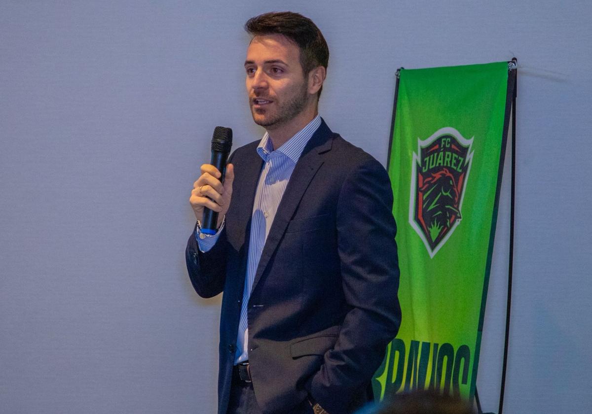 Fran Sánchez se dirige a la concurrencia micrófono en mano durante una reunión con miembros del FC Juárez.