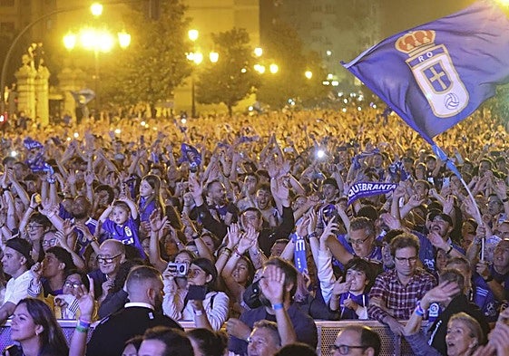 Celebración por el ascenso del Oviedo.