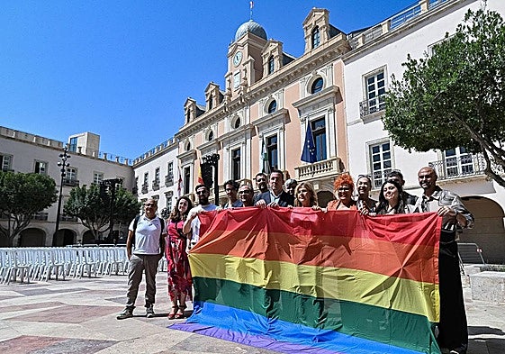 Los participantes posan con una bandera igualitaria frente al Consistorio.