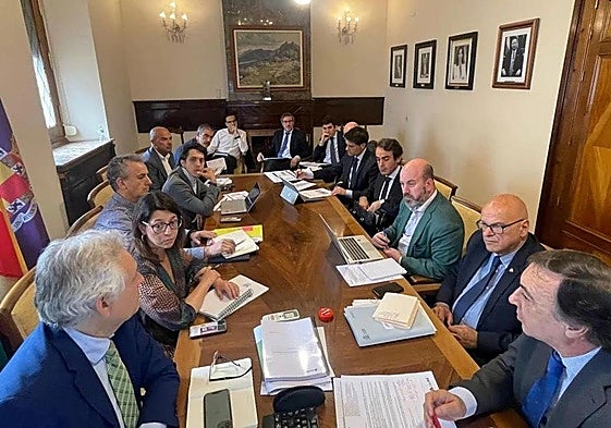 Representantes de las administraciones y técnicos durante la reunión de la mesa técnica, en mayo.