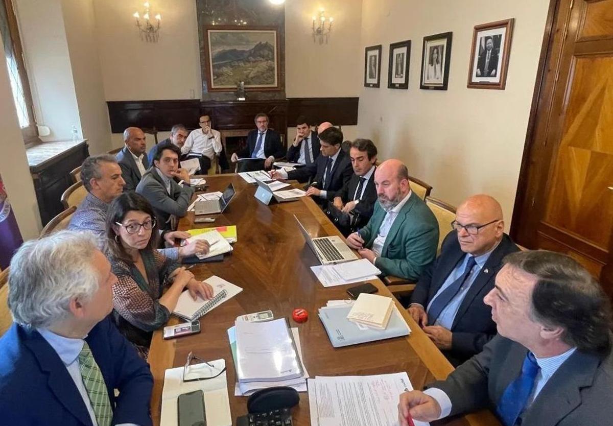 Representantes de las administraciones y técnicos durante la reunión de la mesa técnica, en mayo.