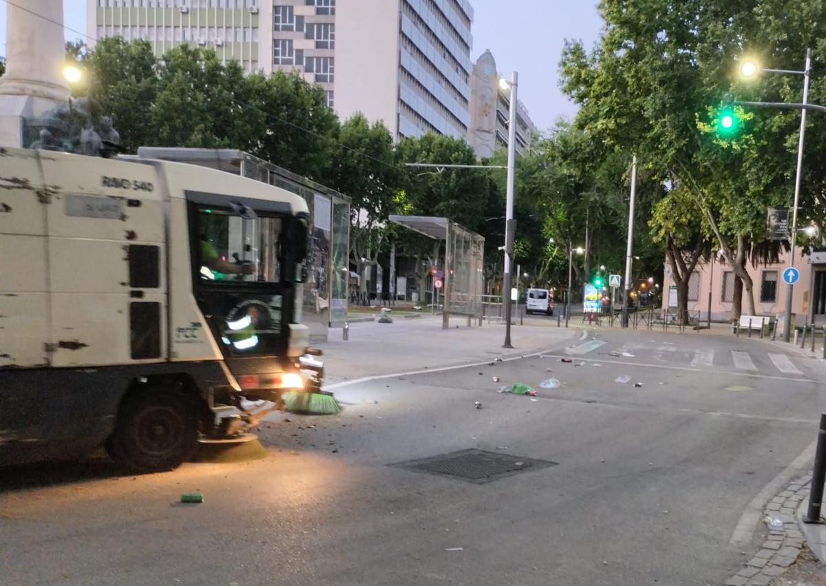 Imagen secundaria 1 - Intensa labor de limpieza tras la fiesta por el ascenso del Real Jaén