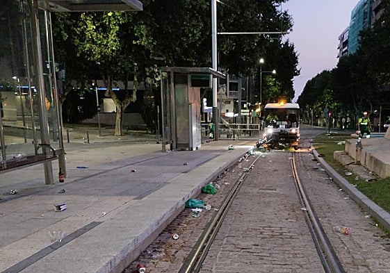 Labores de limpieza en el entorno del parque de la Concordia.