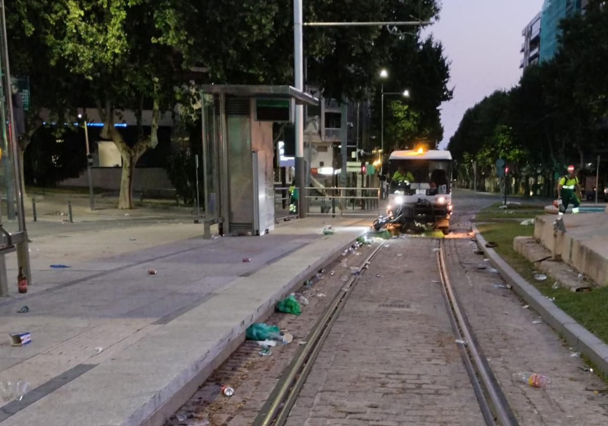 Intensa labor de limpieza tras la fiesta por el ascenso del Real...