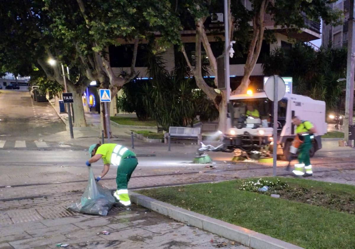 Imagen principal - Intensa labor de limpieza tras la fiesta por el ascenso del Real Jaén