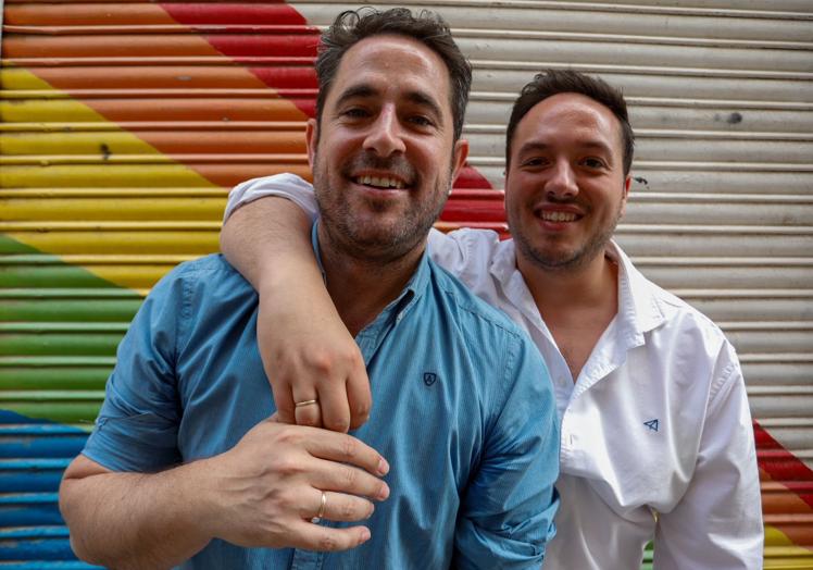 Ángel muestra el anillo de casados que leva Fran.