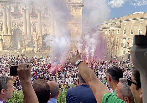 Los directivos, asomados al balcón del Ayuntamiento, en la plaza de Santa María.