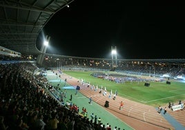 El Estadio de los Juegos Mediterráneos, repleto en la noche del 24 de junio de 2005, durante el desfile de los países en la inauguración.