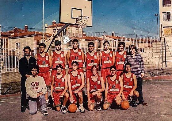 Díaz (14) y Pin (4), en el cadete del CB Granada. De negro, Cuenca.