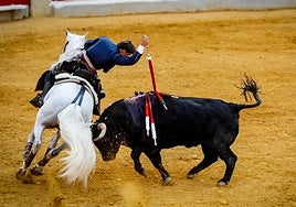 Sebastián Fernández clava un rejón al primero de sus oponentes.