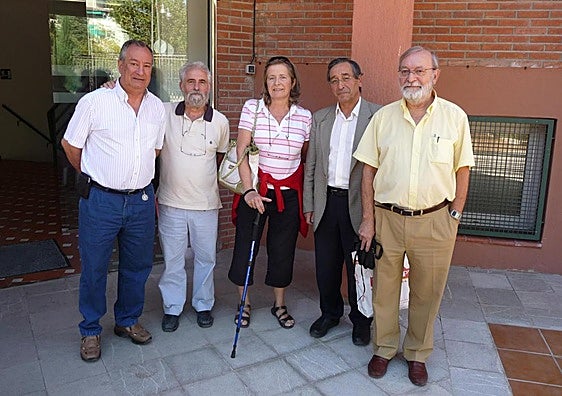 Ángel Rolland, a la derecha, junto al equipo fundador del Instituto de Astrofísica de Andalucía.