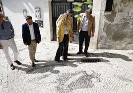 La alcaldesa de Granada, Marifrán Carazo, junto a los ediles Francis Almohalla y Enrique Catalina, este lunes, en el Albaicín.