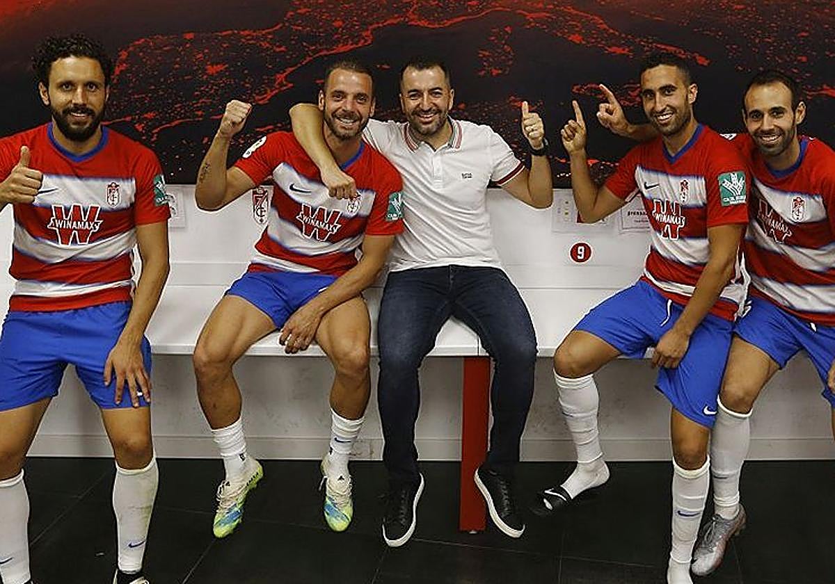 Gumbau, Soldado, Montoro y Víctor Díaz celebran la clasificación para la fase previa de la Europa League con Diego Martínez.