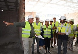 Visita del consejero de Agricultura, la alcaldesa de Motril y el delegado del Gobierno andaluz a las obras de la nueva sede agraria.