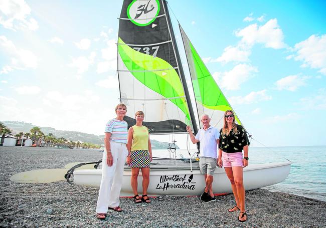 La familia Schrave Álvarez en la playa de La Herradura.