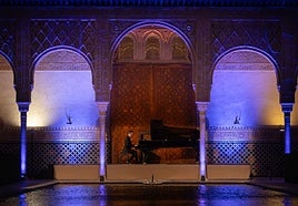 Alexandre Tharaud toca a Bach ante las agitadas aguas del estanque.