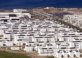 Vista aérea de la urbanización de El Toyo, Villa Mediterránea durante la celebración de Almería 2005.