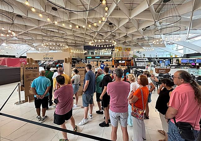 Colas para entrar a la tienda en Granaita.