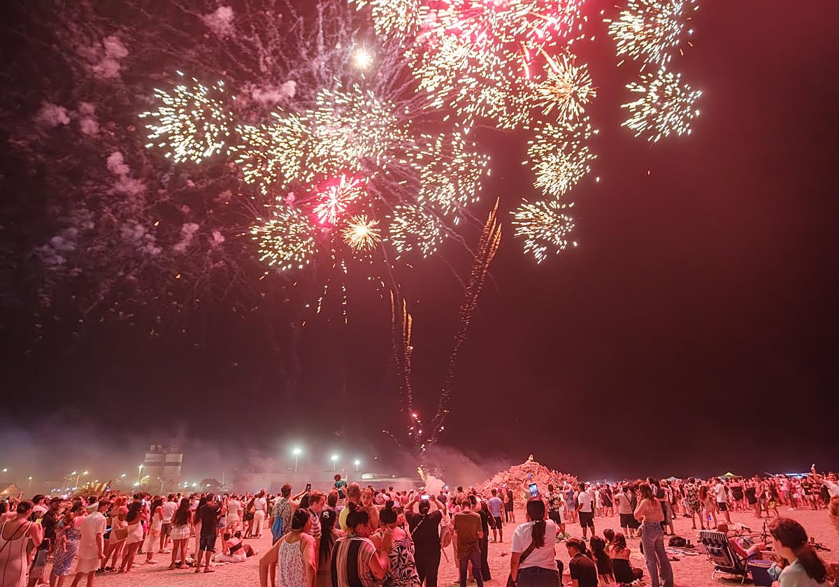 La noche de San Juan en la Costa de Granada, en imágenes
