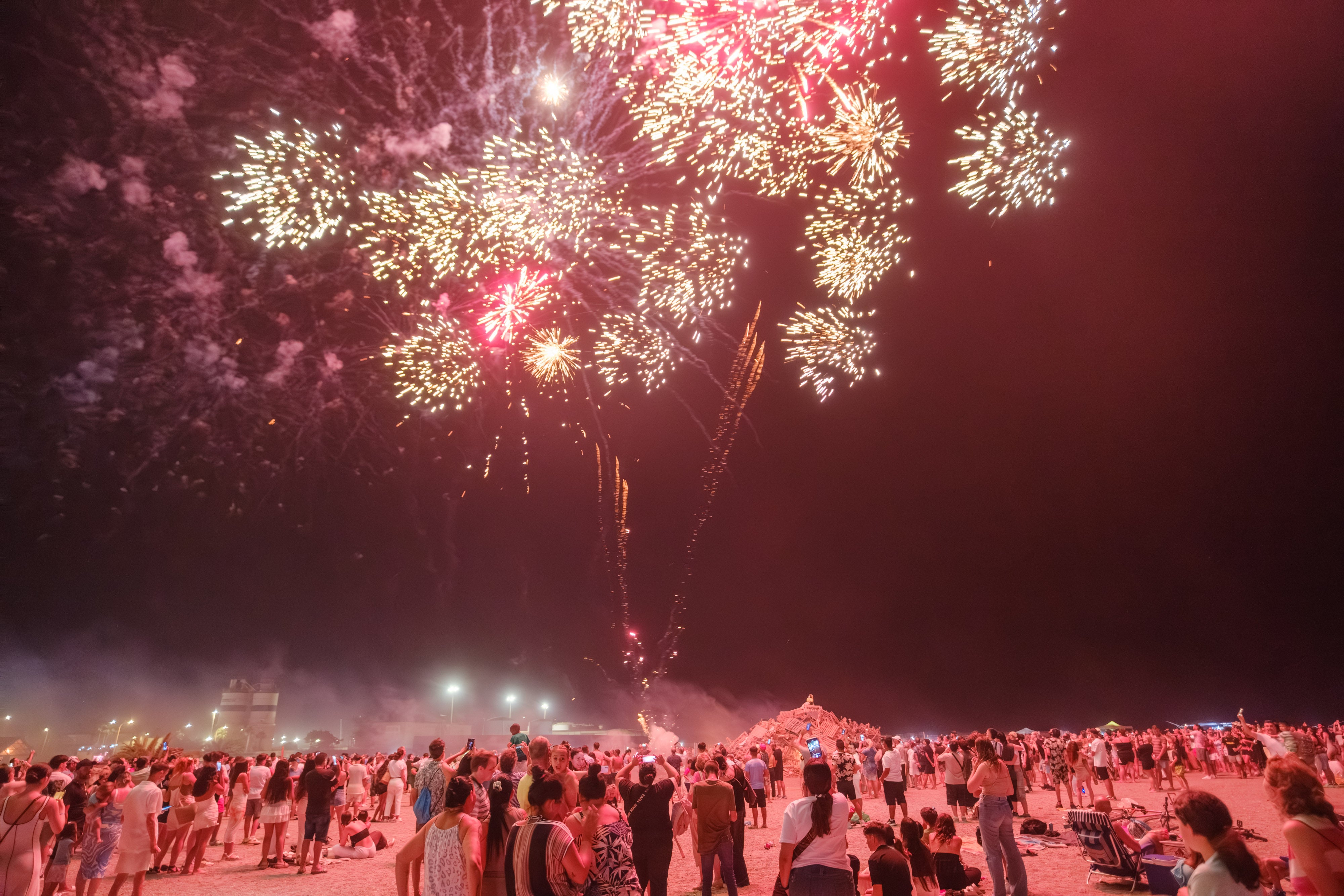 La noche de San Juan en la Costa de Granada, en imágenes
