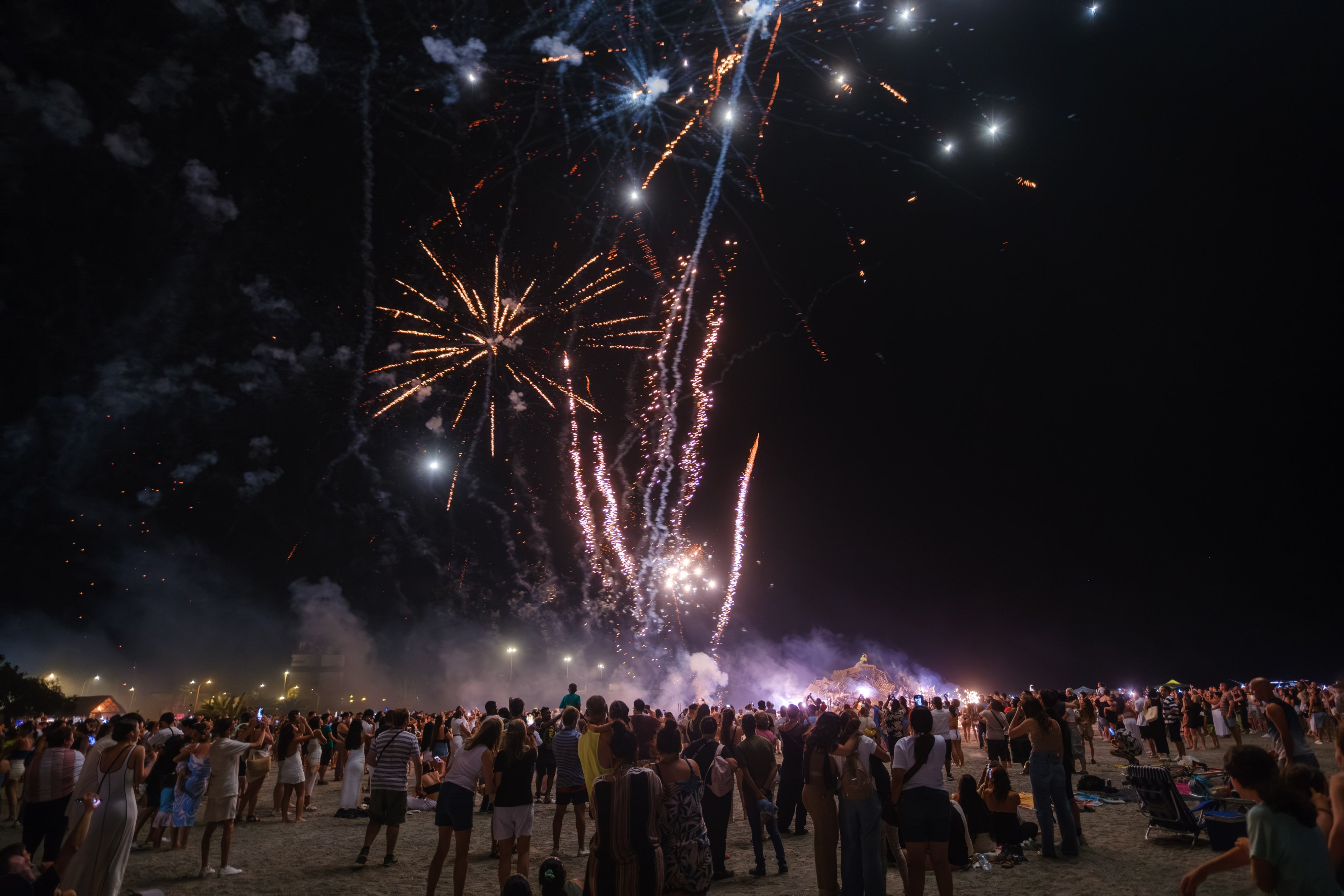 La noche de San Juan en la Costa de Granada, en imágenes