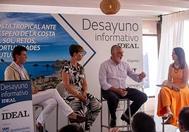 De izquierda a derecha, Jesús Megías, Manuela Schave y Francisco Trujillo y la moderadora, Mercedes Navarrete.