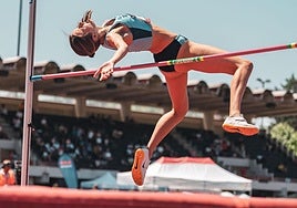 Una Stancev salta en Ginebra.