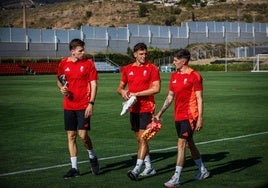 Gerard Gumbau camina junto a Lucas Boyé y Carlos Neva durante la pasada pretemporada.