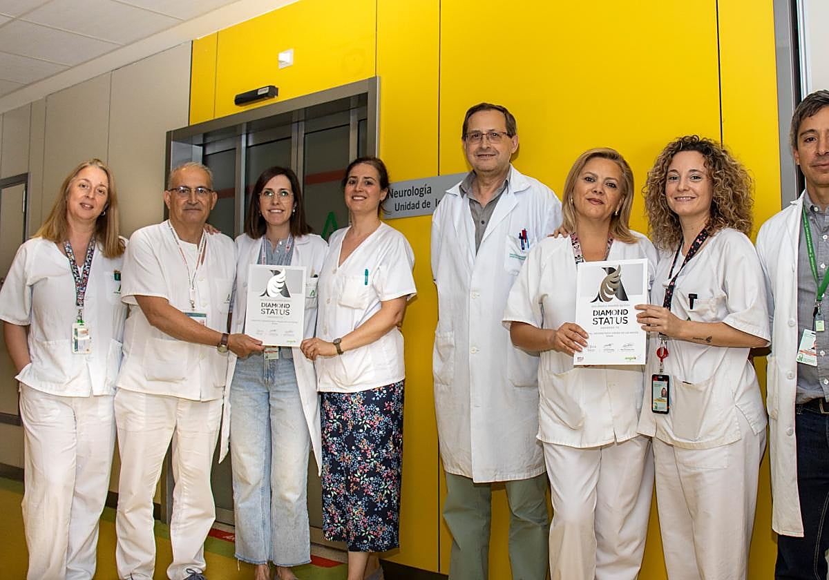 Parte del equipo de Neurología muestra el diploma del premio