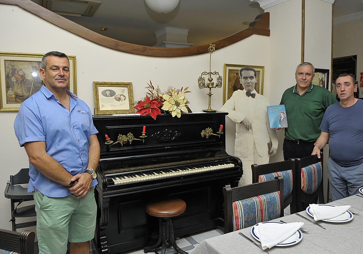 De izquierda a derecha junto al piano que tocaba Federico, el profesor e investigador Rafael Reyes, el escritor, Salvador Raya, y el propietario del Hotel España de Lanjarón, Francisco Gálvez
