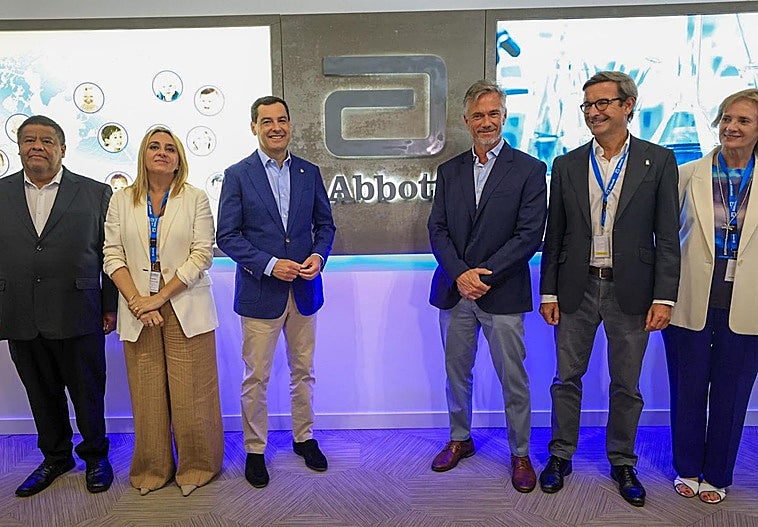 Juanma Moreno visita la planta de producción de Abbott Nutrición en Granada junto a la alcaldesa Marifrán Carazo y el consejero de Industria, Energía y Minas, Jorge Paradela.
