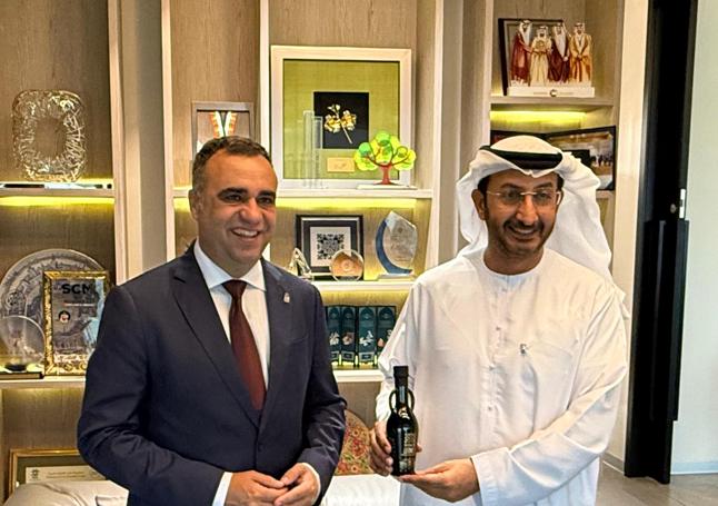 Francis Rodríguez con el viceministro de Economía del Ministerio de Economía de Emiratos Árabes Unidos, Abdulla Ahmed Al Saleh