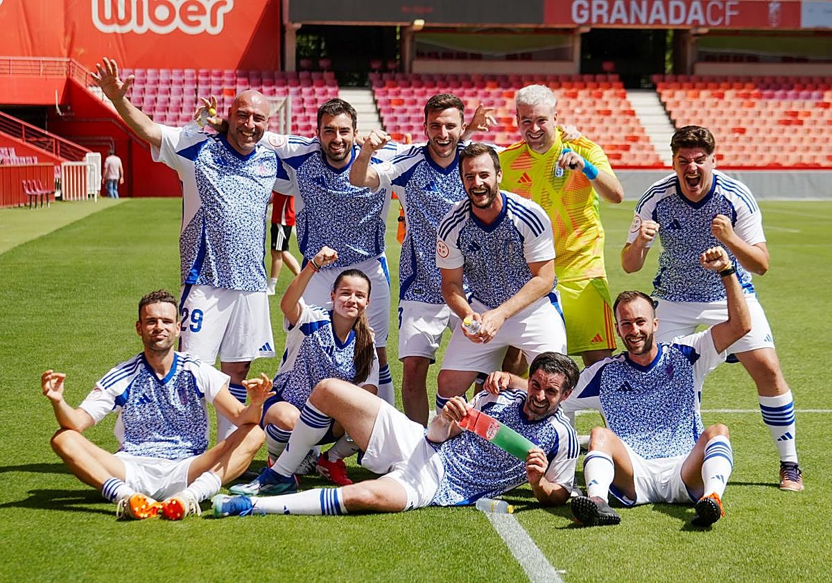 Imagen principal - El equipo campeón y otros momentos del juego. 