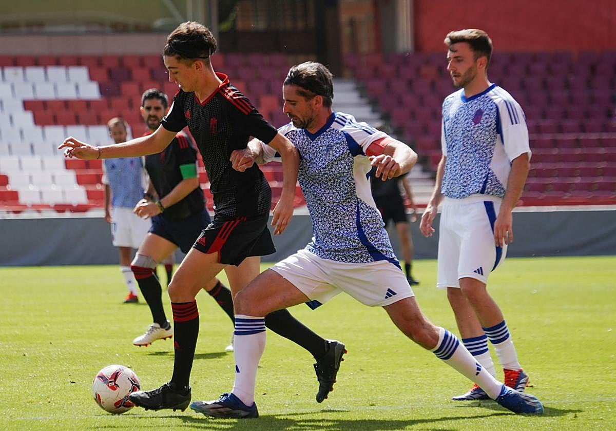 Periodistas granadinos disputan un balón en Los Cármenes.