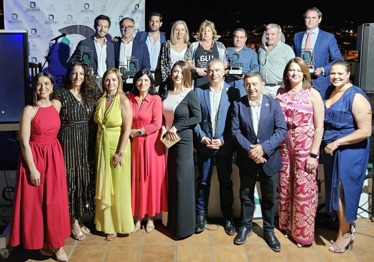 La foto de familia con los premiados y Paco Reyes.