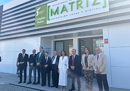 Foto de familia en la puerta de IAT Matriz, en Geolit.