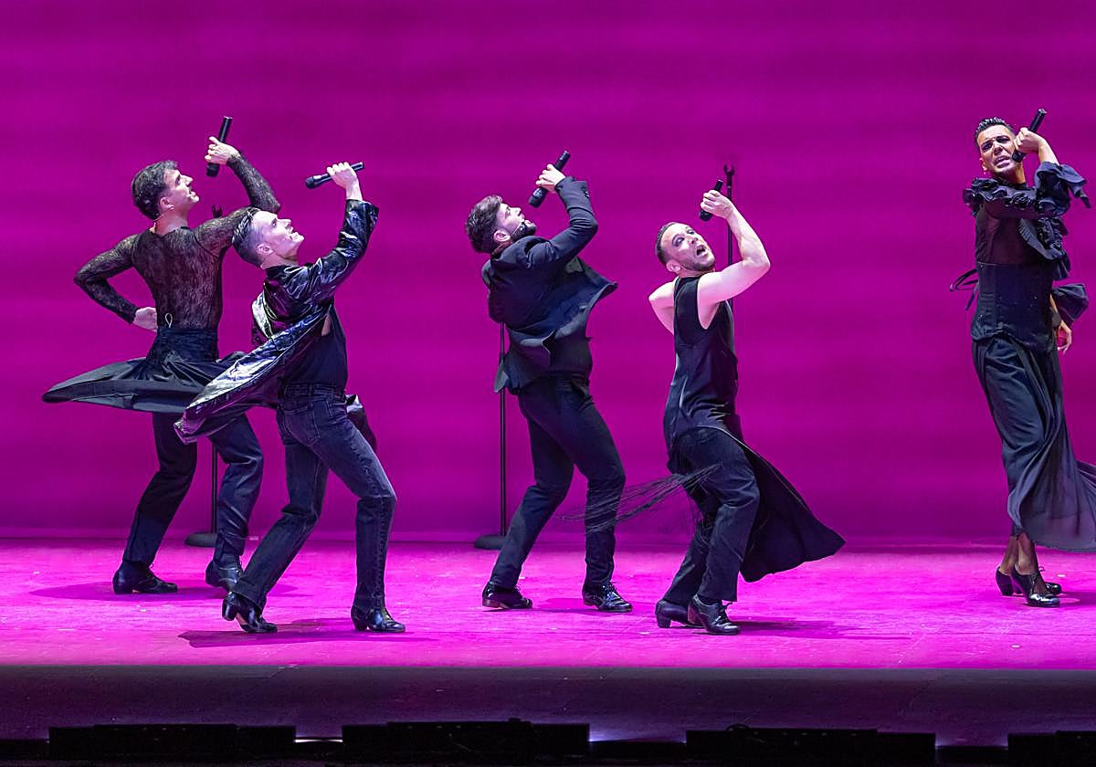 Manuel Liñán y tres bailarines de los siete que forman el cuerpo de baile, sobre el escenario del Teatro Generalife anoche.