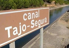 Cartel anunciador de la presencia del canal por el que se trasvasa agua del río Tajo al Segura.
